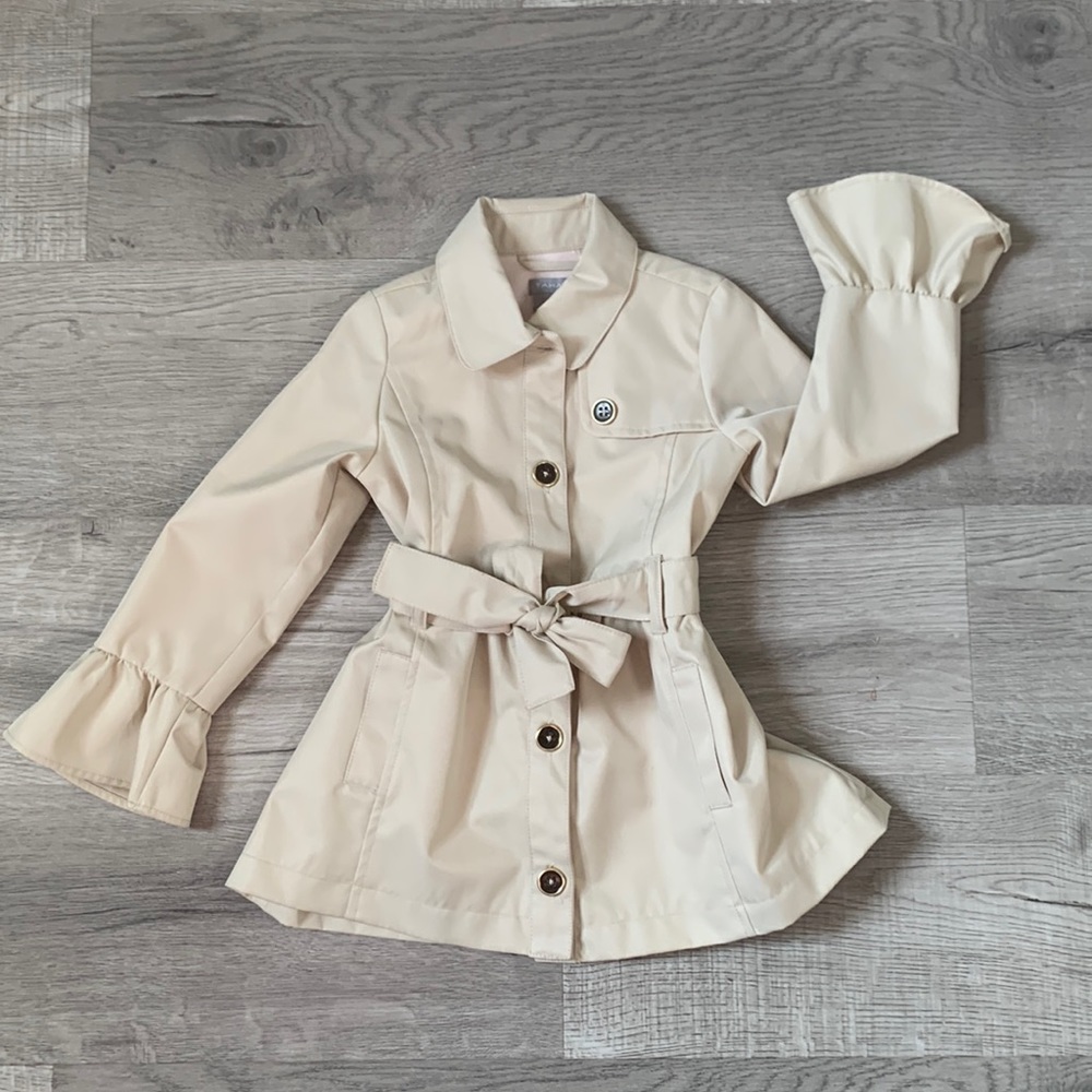3T Tahari button up jacket with flutter sleeves. Tan.